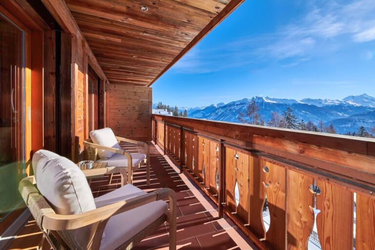 Balcon avec vue au Aïda Hôtel & Spa à Crans Montana