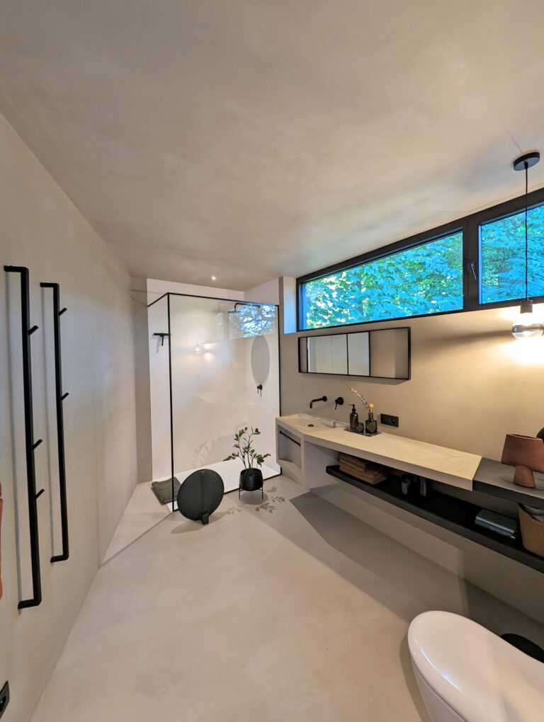 Salle de bain avec douche à l'italienne à Bast près de Hasselt