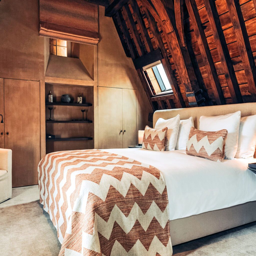 Chambre avec poutres apparentes au Botanic Sanctuary Antwerp