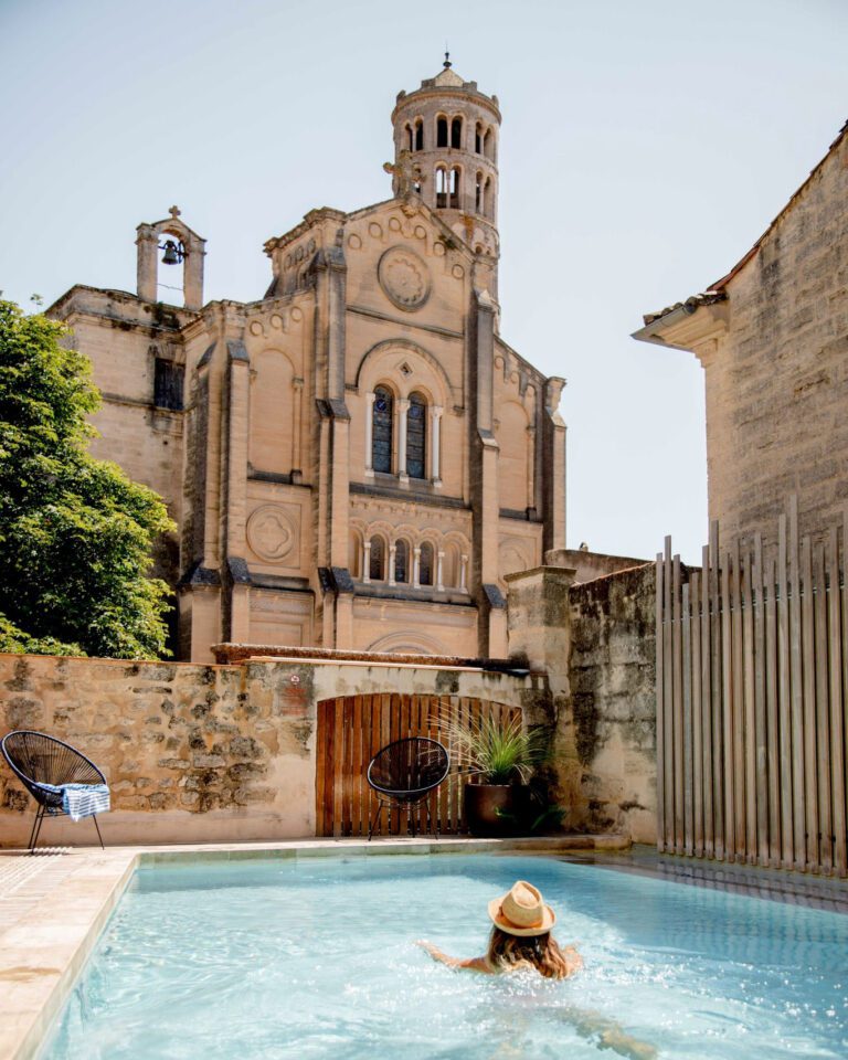 Piscine avec vue au Boutique Hôtel Entraigues à Uzès