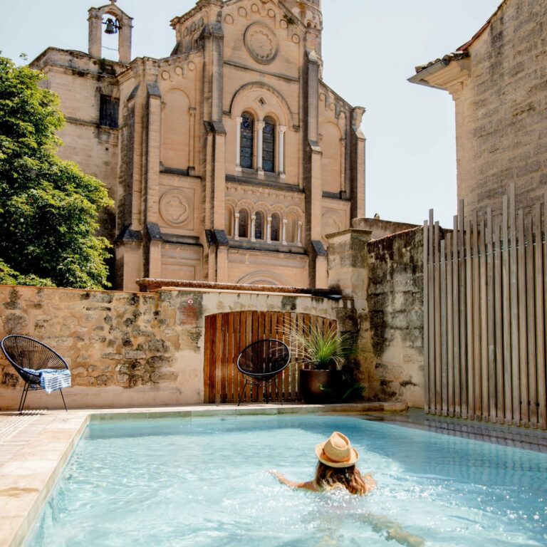 Piscine avec vue au Boutique Hôtel Entraigues à Uzès