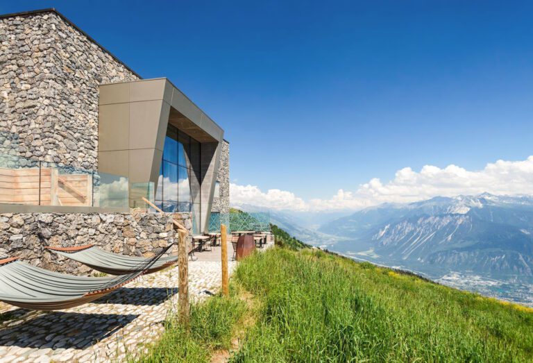 Terrasse ensoleillée au Chetzeron au Crans Montana