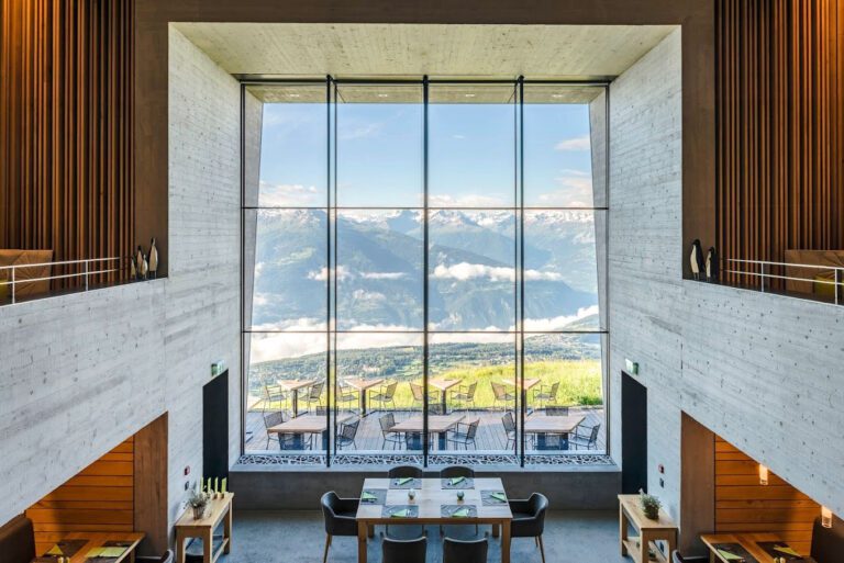 Vue depuis le lobby au Chetzeron au Crans Montana