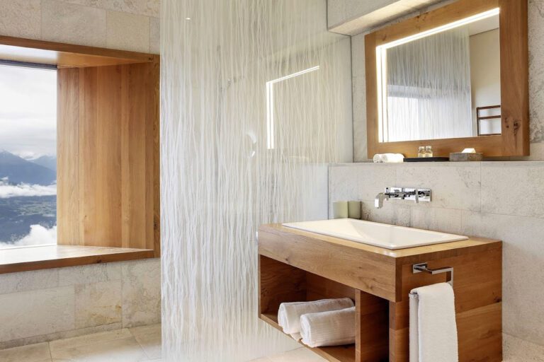 Salle de bain avec vue au Chetzeron au Crans Montana