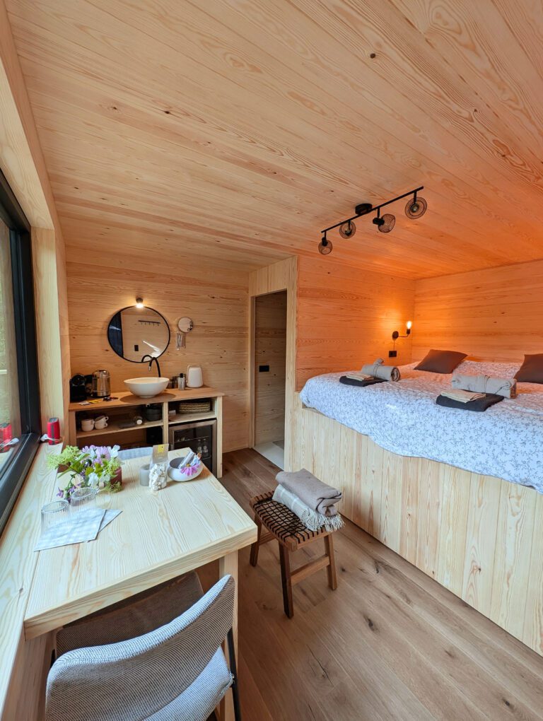 Intérieur de la cabane à la Ferme du Ry