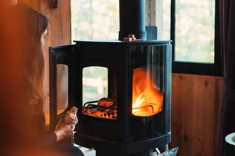 Poêle à bois aux Cabanes des Dolimarts