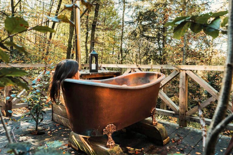 Baignoire en cuivre sur la terrasse aux Cabanes des Dolimarts
