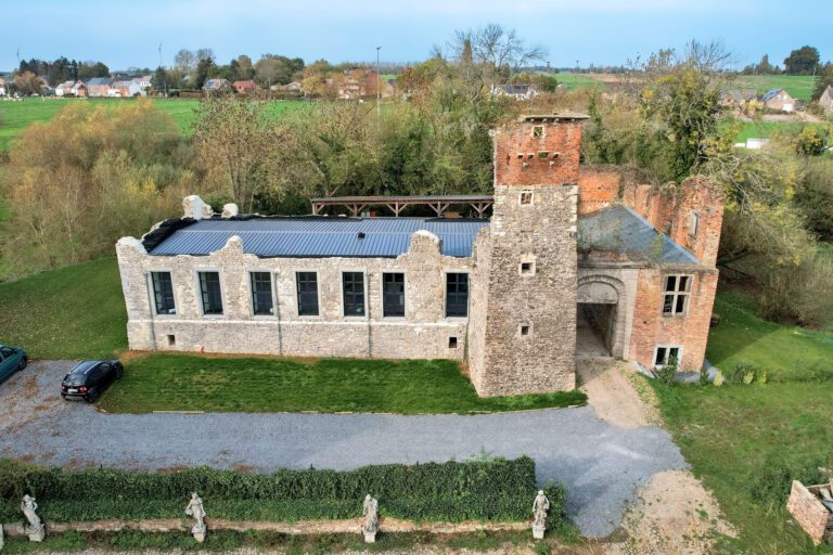 Les Ruines du Château vue du ciel à Éghezée