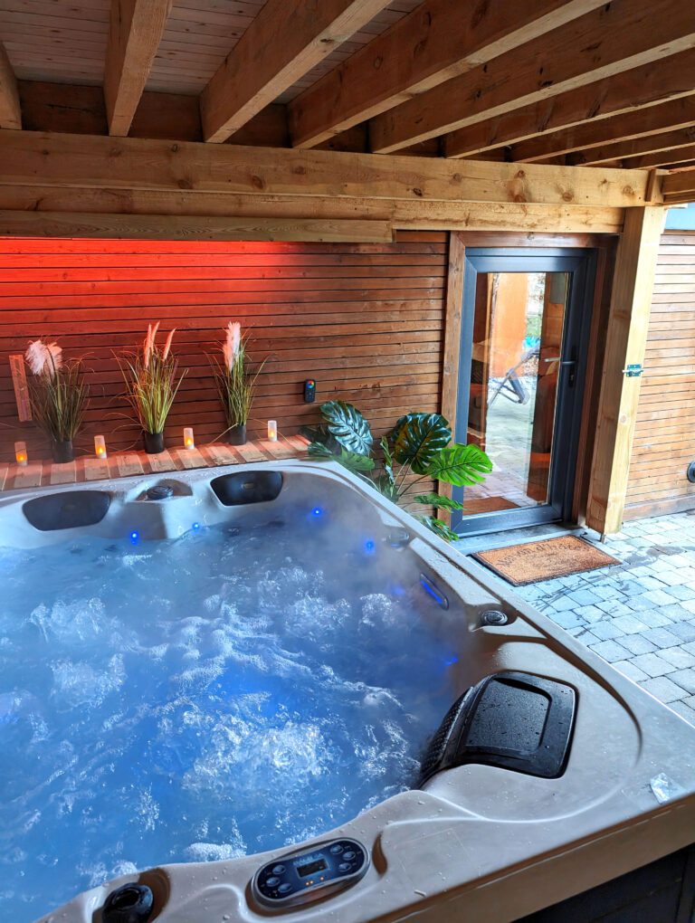 Jacuzzi privatif au Spa du Cabanon à Marche en Famenne