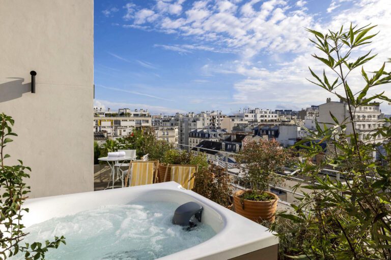 Jacuzzi au Quinzerie Hôtel à Paris