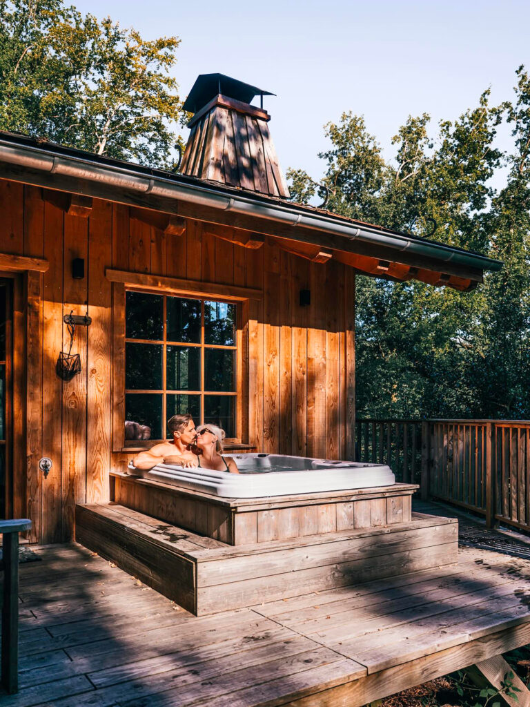 Jacuzzi sur la terrasse au WoodPecker Lodge près de Waimes