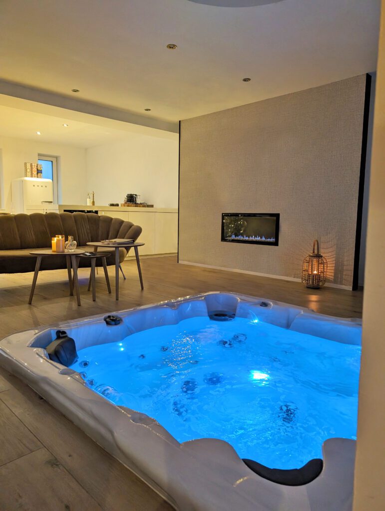 Jacuzzi face à la cheminée à Casa Honey à Liège