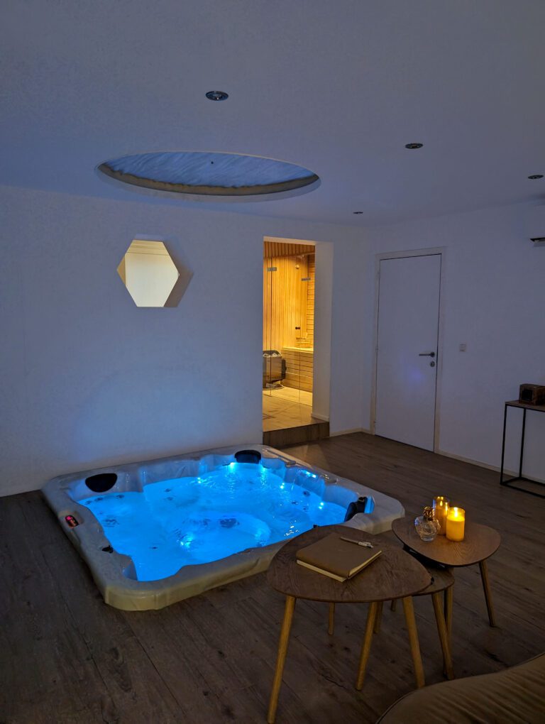 Jacuzzi et bougies à Casa Honey à Liège
