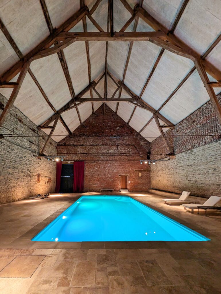 Piscine intérieure à Indrani Lodge près de Charleroi et Bruxelles