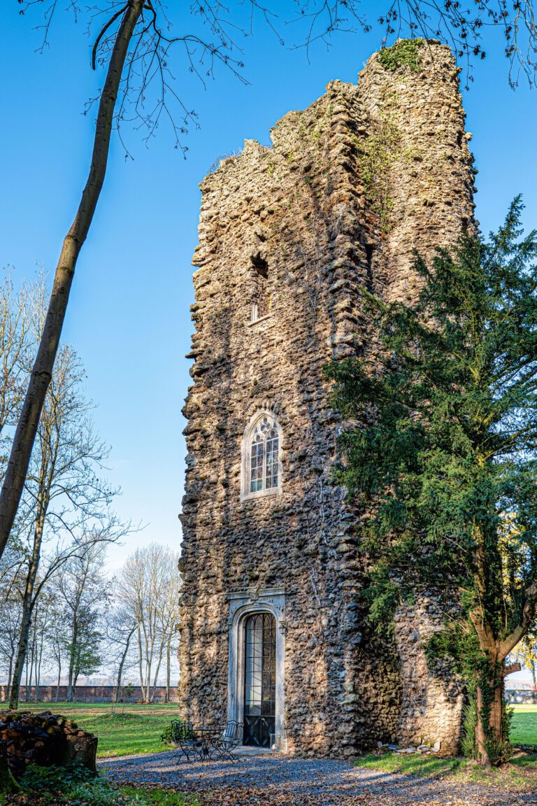 Façade de La Tour du Château près de Mons