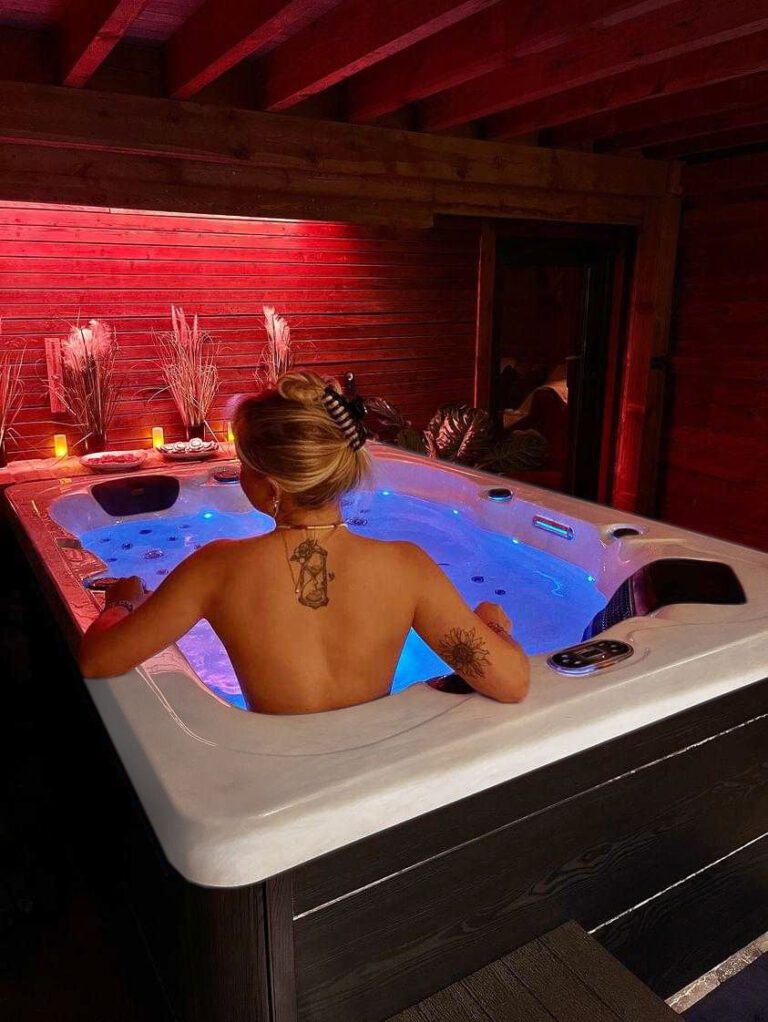 Jacuzzi de nuit au Spa du Cabanon à Marche en Famenne