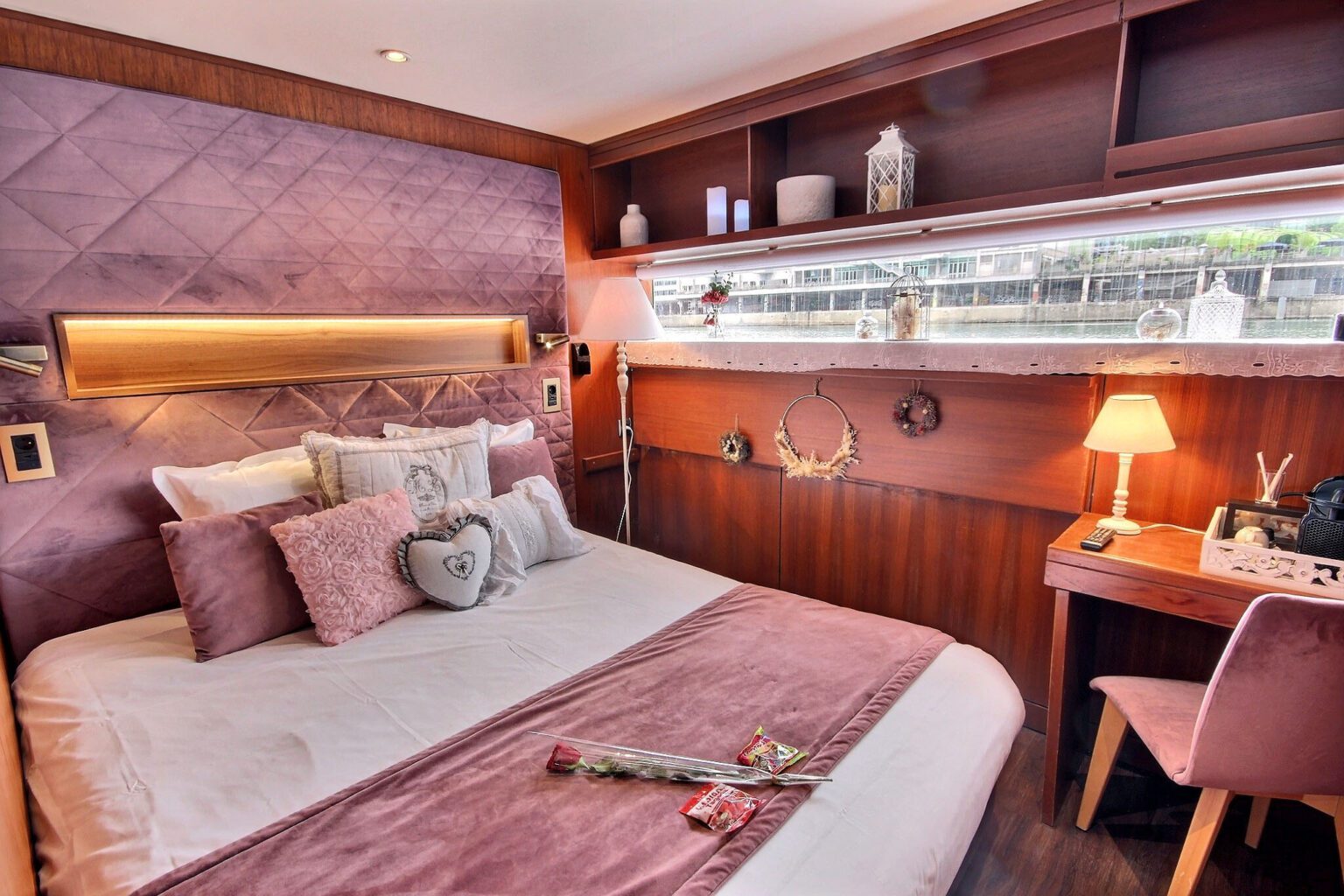 Suite romantique au VIP Paris Yacht Hôtel