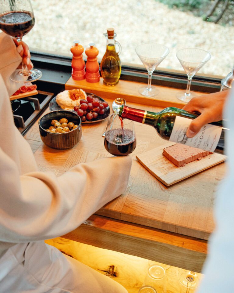 Verre de vin aux Cabanes Étoilées près de Bruxelles