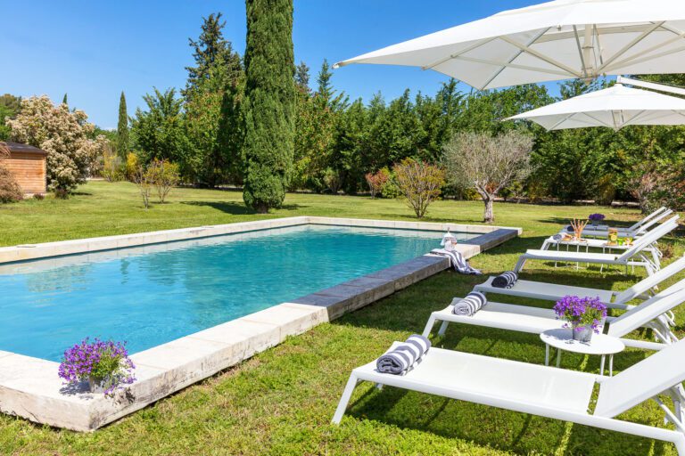 Transats au bord de la piscine aux Chambres Romantiques à Aix-en-Provence