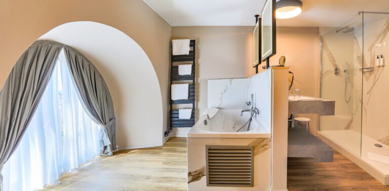 Salle de bain moderne au Quartier Latin à Marche en Famenne