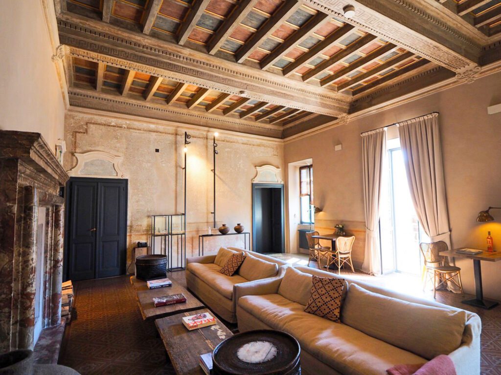 Salon avec poutres apparentes au Relais Castello di Morcote