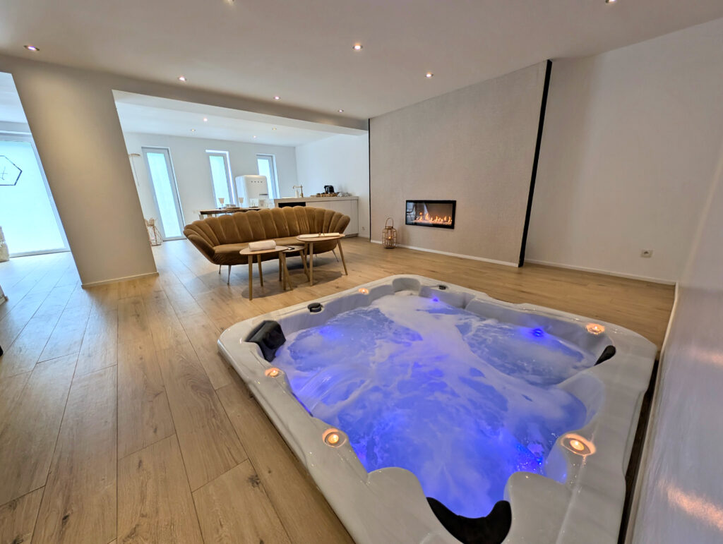 Salon avec jacuzzi à Casa Honey à Liège