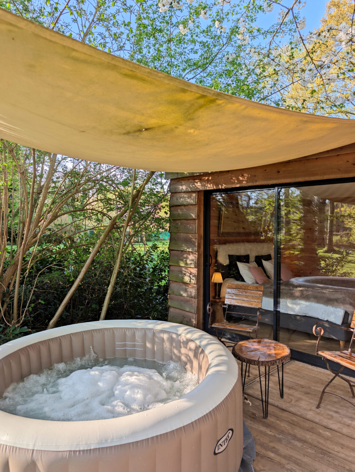 La Bulle d'Eau et son jacuzzi au moulin des saules à Namur