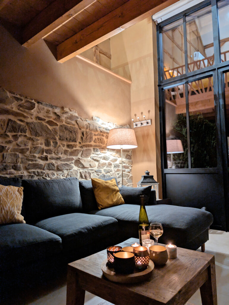 Lumière tamisée dans le salon au Paddock Lodge à Stoumont