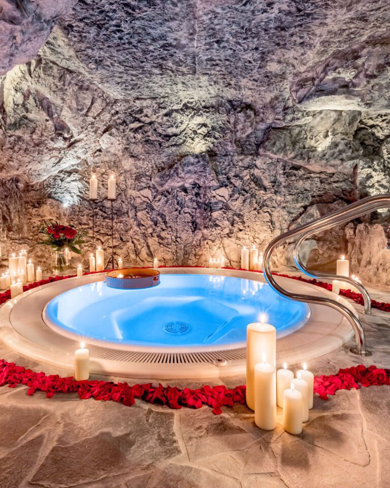 Jacuzzi et pétales de roses au Chasa Montana à Samnaun