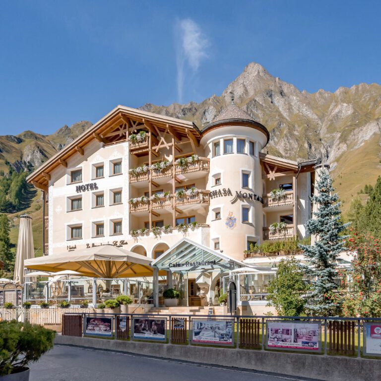 Hôtel entouré de montagnes
