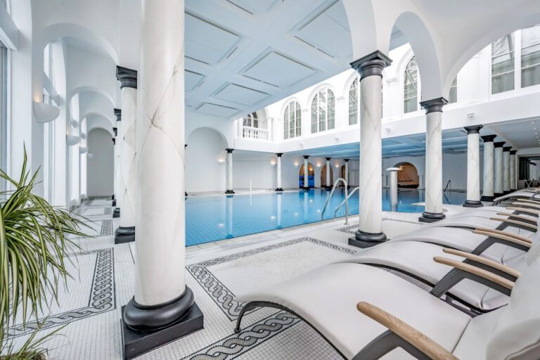 Piscine intérieure