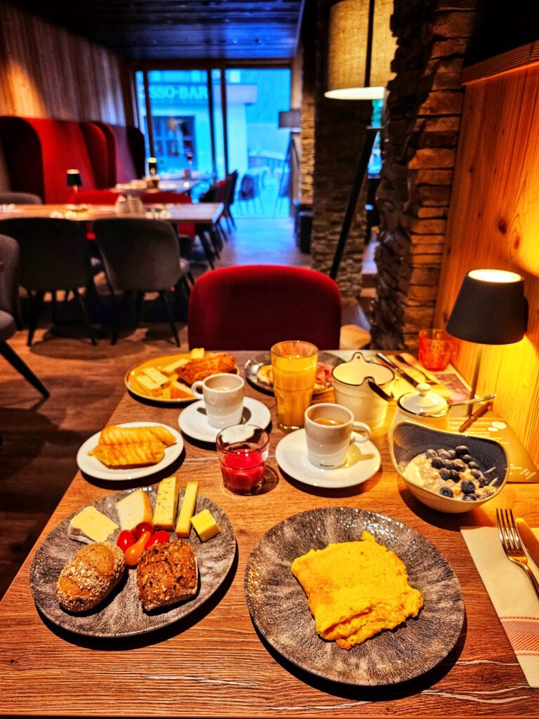 Petit déjeuner au Eiger Mountain & Soul Resort à Grindelwald