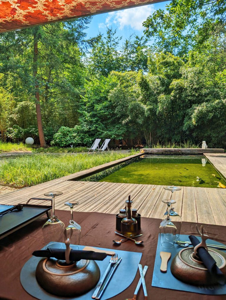 Dîner face au bassin naturel