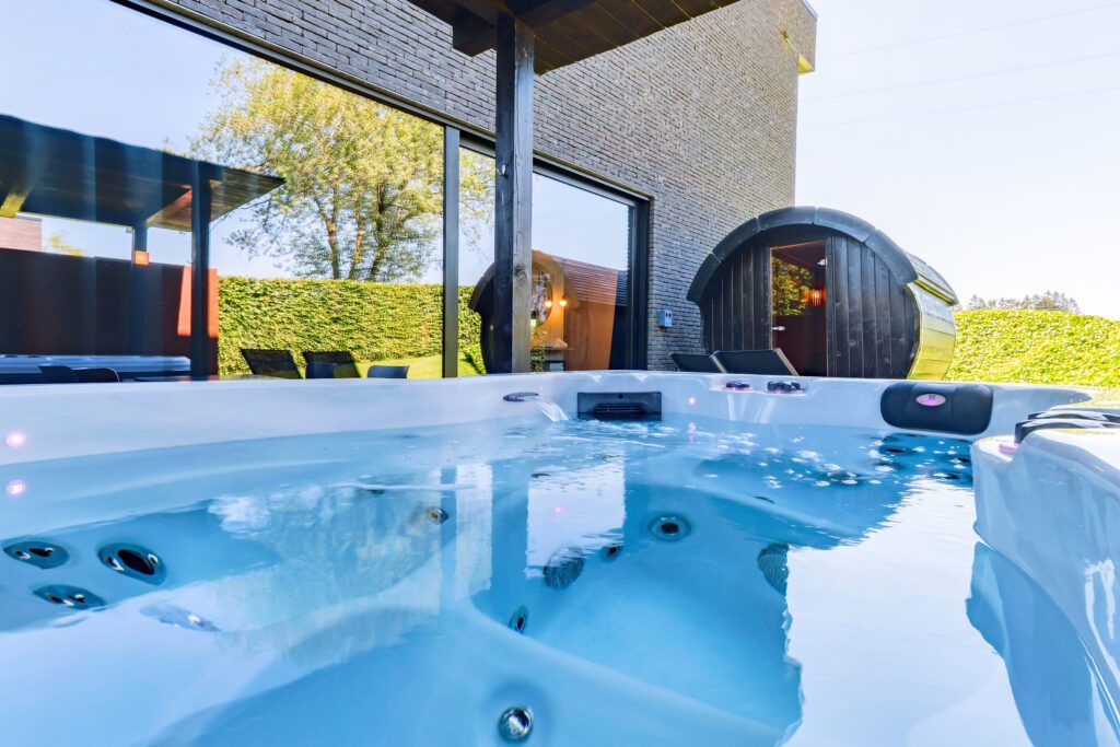 Jacuzzi et sauna sur la terrasse à Oduo à Spa