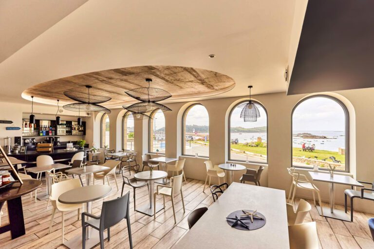 Salle de petit déjeuner au Pavillon de la Plage à Trébeurden