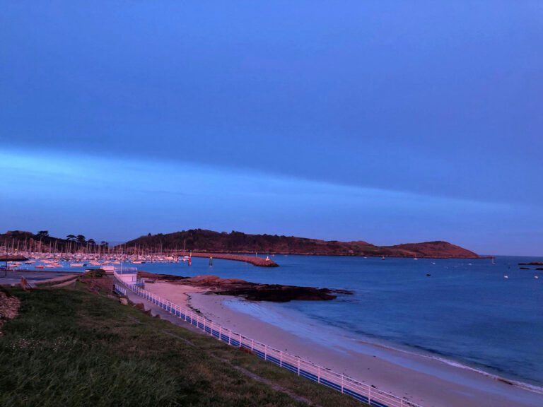 Plage le soir au Pavillon de la Plage à Trébeurden