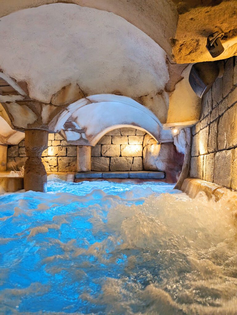 Piscine souterraine au Château d'Urspelt à Luxembourg