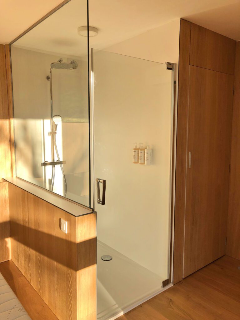 Salle de bain avec douche à Ciméo à Nandrin