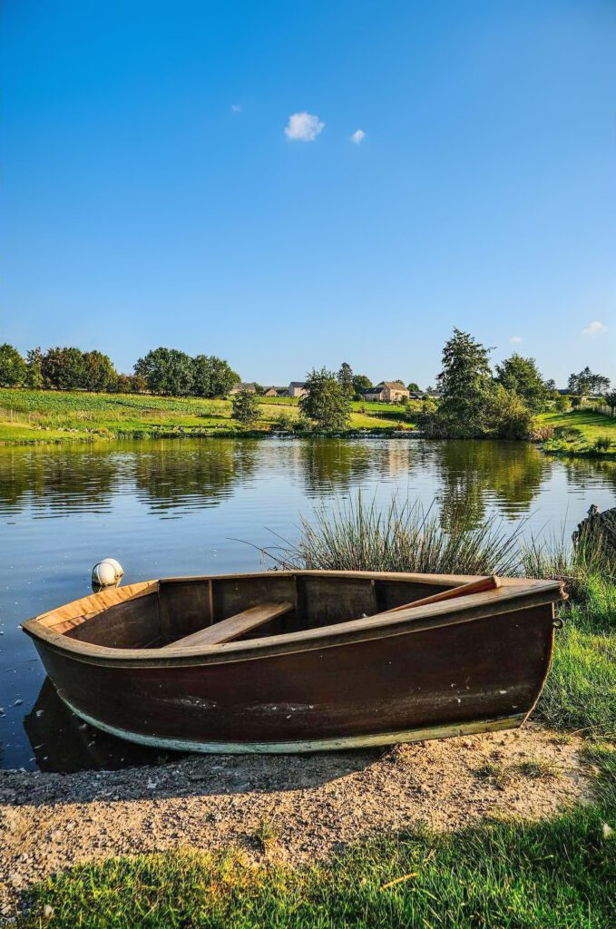 Barque au bord de l'eau à Genappe