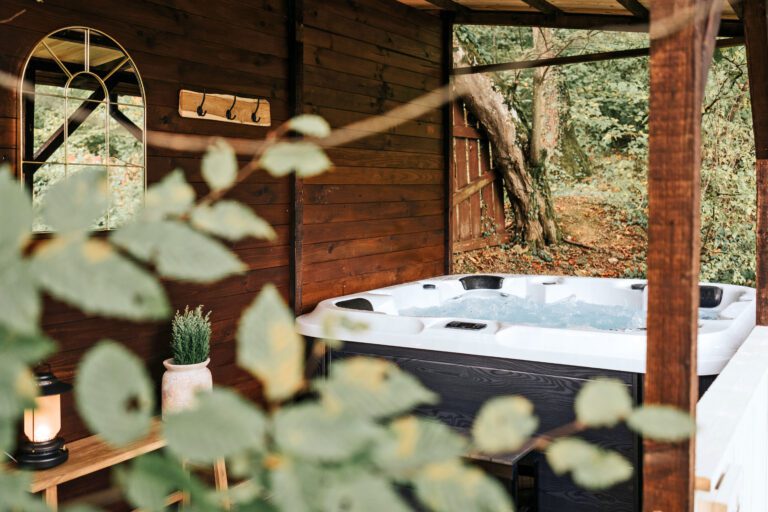 Jacuzzi sur la terrasse au (refuges) à Famenne