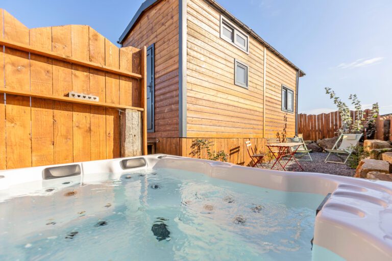 Jacuzzi extérieur aux Tiny du Pré Mathy à Profondeville