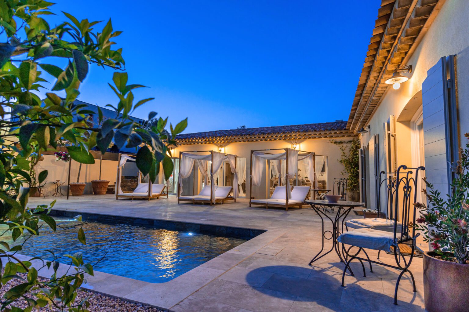 Piscine extérieure de nuit à La Bastide du Rocher près de Fréjus