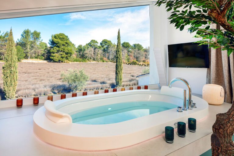 Baignoire balnéo avec vue à Chambres Romantiques à Aix-en-Provence