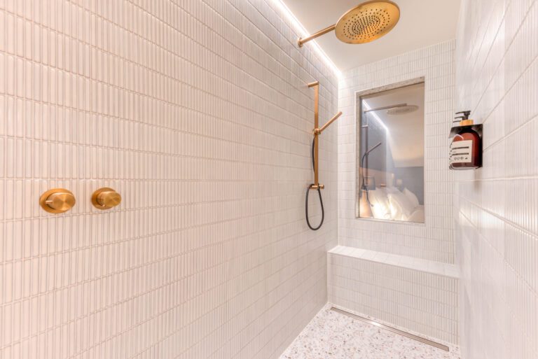 Salle de bain avec douche à l'italienne de The Shelf à Bastogne