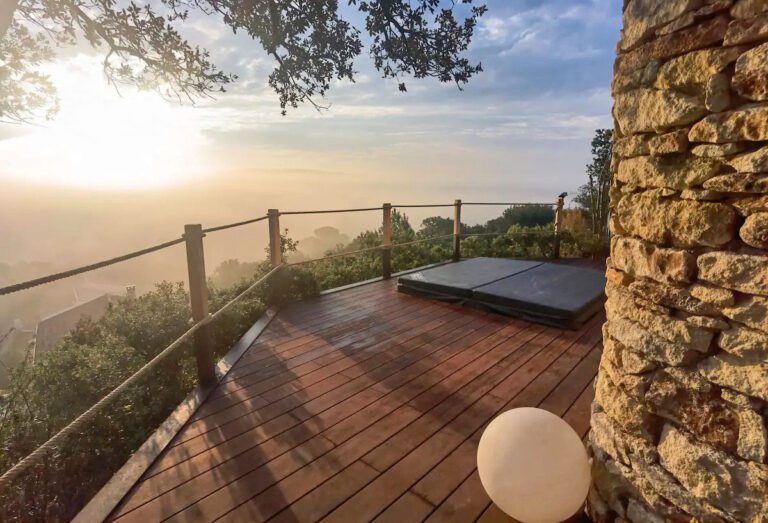 Terrasse avec jacuzzi privatif au Cabanon 2.42 à Thor