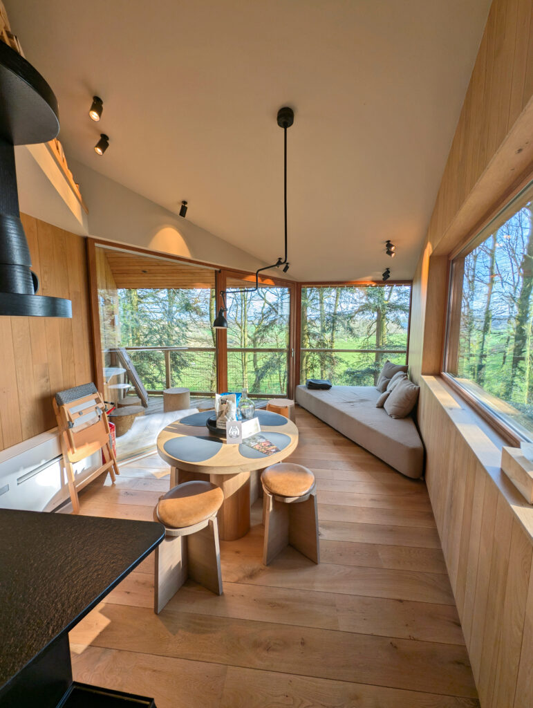 Cuisine avec vue sur la nature aux Lodges Forestia à Theux
