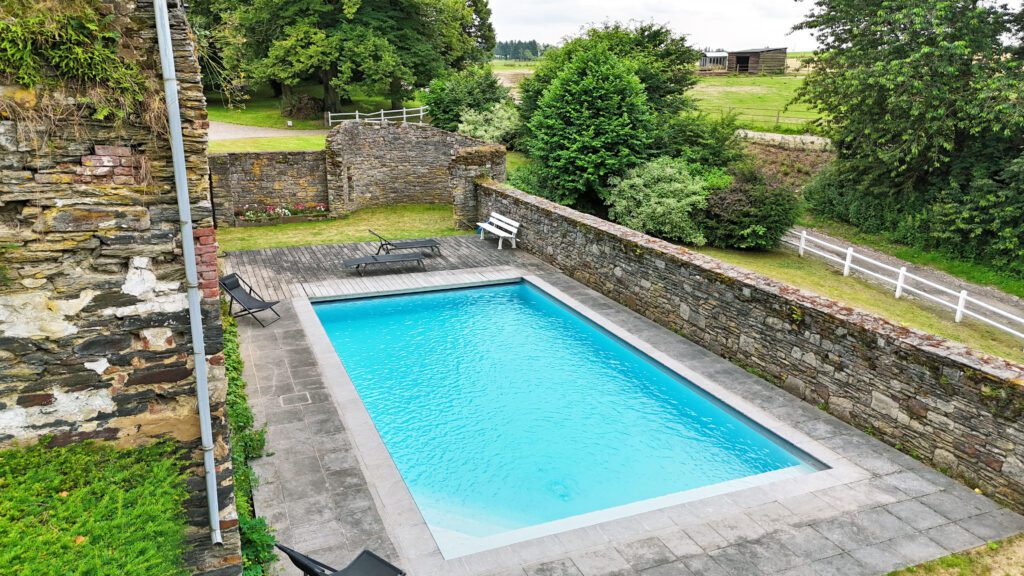 Piscine avec vue du Gîte du Château au Domaine des Trois Tilleuls à Villers-la-Ville