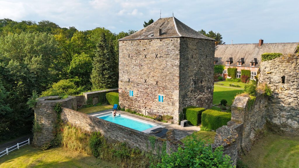 Piscine et les remparts du château du Gîte du Château au Domaine des Trois Tilleuls à Villers-la-Ville