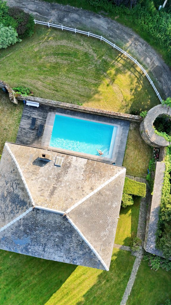Piscine vue du ciel du Gîte du Château au Domaine des Trois Tilleuls à Villers-la-Ville