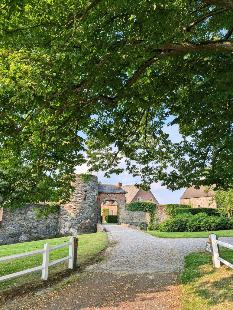 Entrée et jardin du Gîte du Château au Domaine des Trois Tilleuls à Villers-la-Ville